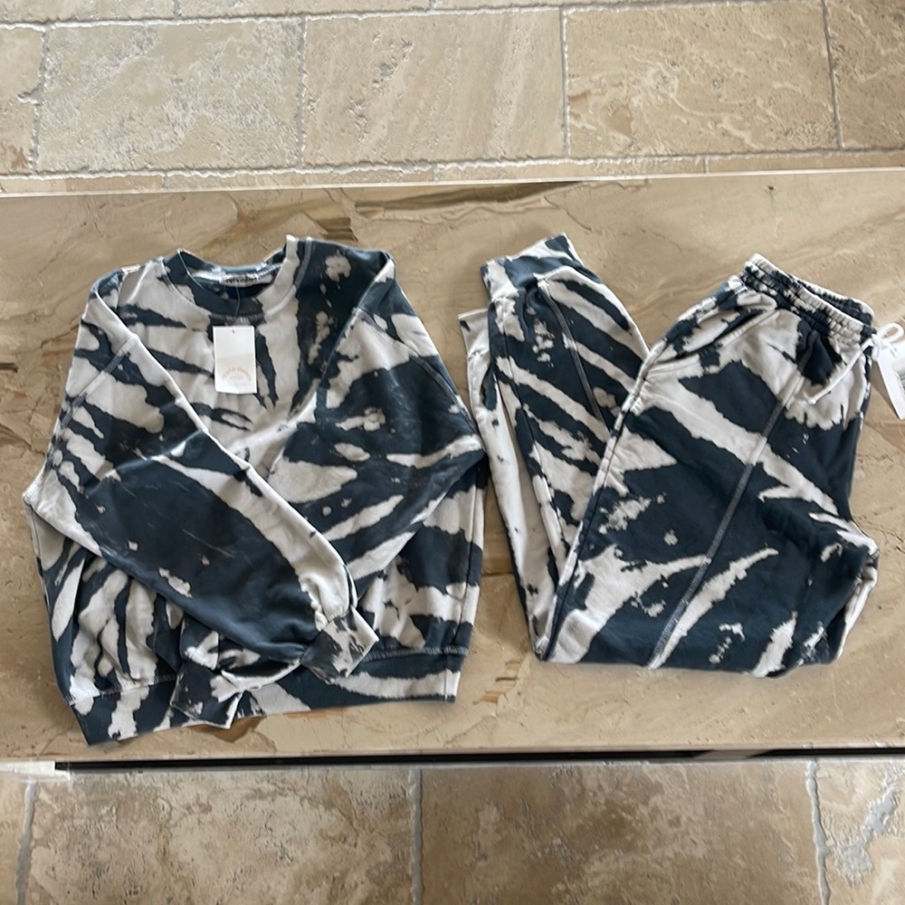 Dippin’ Daisy’s Drifter Sweatsuit NWT